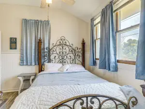 2 Mi to Main Street! Cozy Winfield Launchpad