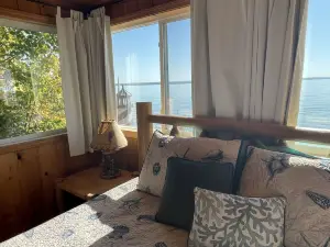 Sunrise Sunsation Lakefront Cottage • Hot Tub • Kayak • Trails • Nature