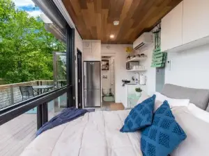 河畔區現代風格小屋，配有熱水浴缸、火坑和皮划艇