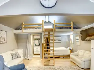 Gray’s Riverside Camp Cabin 2