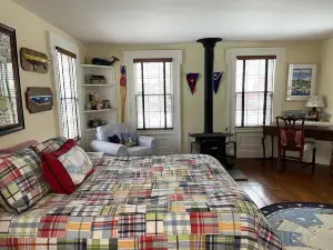 Cozy, spacious, New England Farmhouse close to Hotchkiss School & Lime Rock