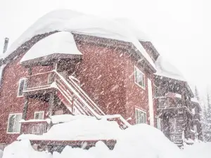 Ski-in Access and Scenic Deck - Exquisite Mountain Haven