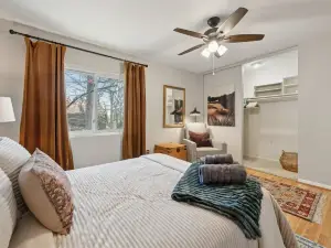 Charming 2-Bedroom Vintage Modern Condo in Midlothian with AC, Wi-Fi, Pool