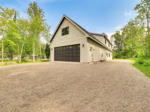 Fire Pit & Lake Views: Cozy Crooked River Retreat!