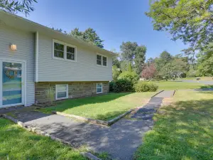 Kiamesha Lake Home w/ Deck, 4 Mi to Resorts World!