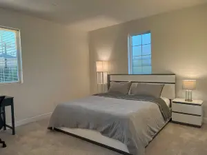 Charming 2-bedroom Arcadia townhome in brilliant Arcadia with WiFi, AC