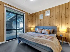 Whole House- 2mins to Spirit of Tasmania- 2 mins Northshore beach- Shore Getaway