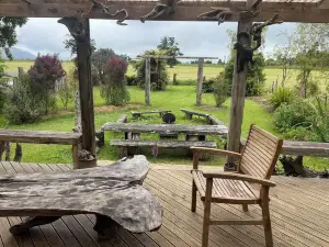 Wildside Lodge (romantic off-grid cabin)