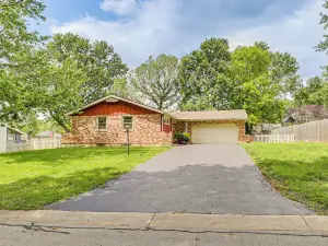 Fenced Yard & Patio! Shawnee Getaway 2 Mi to Dtwn