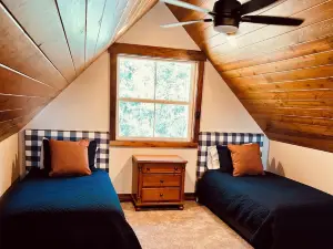 Grand Opening Pricing! Cozy 2 Bedroom Cabin with views of Flathead Lake
