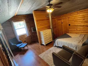 Cabin at the Cove. A hidden cabin walking distance to a private cove.