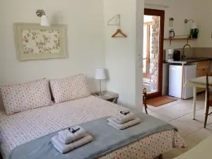 Charming Little Studio Room in Tranquil Hamlet 4km from Chorges. Perfect for 2.