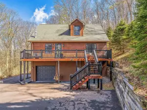 'The Eagles Nest at Alpine' Cabin w/ Fireplace!