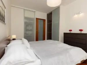 Apartment with Study Powstańców Śląskich by Noclegi Renters