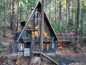 3 Mi to Calaveras Big Trees: Cabin w/ Fire Pit!