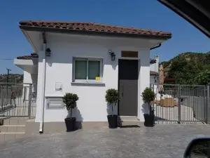 Evmelia Kakopetria Suites