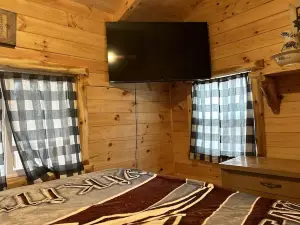 New Amish built log cabin near hocking hills & tar hollow, atvs & pet friendly