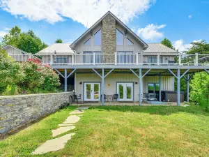 Nebo Home w/ Hot Tub: Wheelchair Accessible