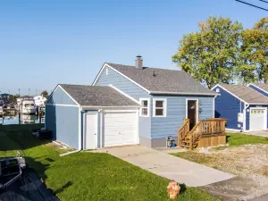 Charming cottage right on the canals of Lake St. Clair!