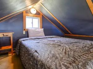 One Bedroom Cottage W/Loft By The Moon River