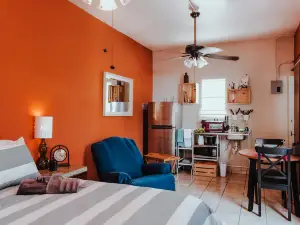 2 Cozy College Student Room with AC, Wi-Fi, Kitchenette