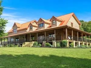 Rustic Retreat in Hickman on 160 Acres w/ Views!