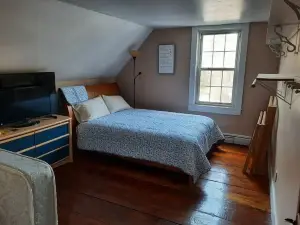 Live the Vermont Life in 1840 Classic Renovated Cape
