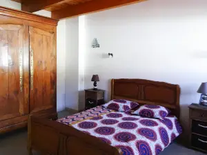 Holiday Home in Guerlesquin near Lake