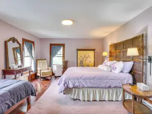 Fire Pits, Views & Yard: Luxe Mt Horeb Getaway!