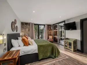 The Stables - unique conversion with hot tub!