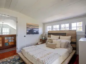 Ping-pong & Fire Pit! Renovated Marshfield Cottage