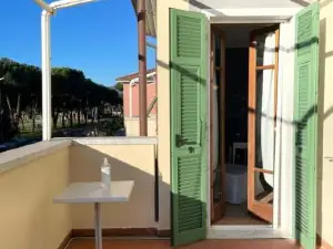 Mistral Holidays - Elegante Camera Matrimoniale Con Balcone a 500 mt Dal Mare