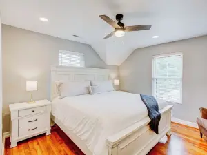 Modern Historic Farmhouse < .5 mi to Omni Homestead, Brewery + Fast Wifi!