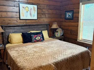 Blackberry Bungalow,,Cozy cabin in charming Longview with WiFi, AC , a