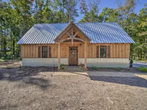 帶私人熱水浴缸的迷人小屋度假地！
