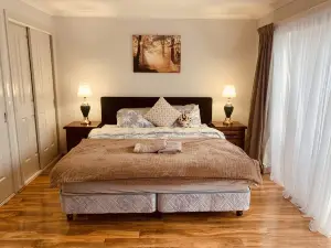 Modern 4 bedroom Townhouse @Ford with Free Parking and Brilliant Location