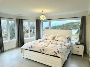 Newly renovated villa with magnificent views, spa & beach