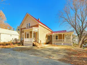 18 Mi to Skiing: Colorful Home in Springfield!