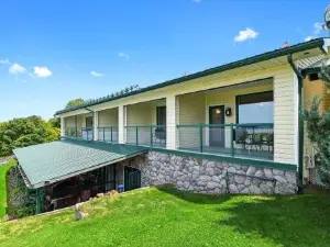 巴普蒂斯特湖山林小屋