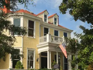 Azalea Inn and Villas