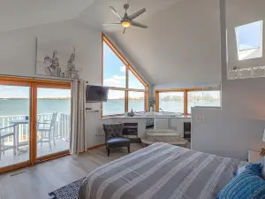 Lake front 4-bedroom vacation home with pool and  tiki bar!