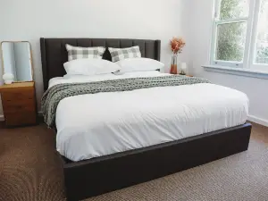 Luxury Farm stay- 4 bed house- 25 acres- 1 hour from Melbourne