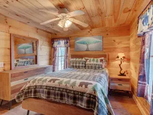 Creekside cabin, hot tub, fire pit, wood pizza oven n grill, dogs, near Ellijay