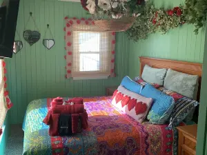 Stylish BOHO Cottage at Bass Lake