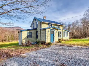 Catskills Cottage w/ Deck, 7 Mi to Hunter Mtn