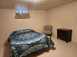 Downstairs apt, 2 beds, 3/4 bath, kitchen, washer/dryer.  Walk to restaurants.