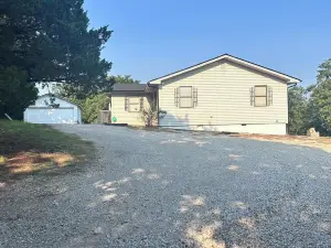 3-bedroom house with hot tub 1.3 miles to Guy Sandy boat dock, Arbuckle Lake