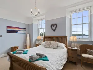 Laston Garden Apartment - Sea Views, Large Terrace