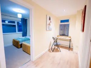 3Br Bungalow with Free Parking, Garden & Fast WiFi