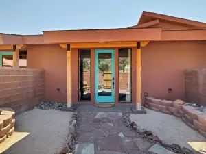 Canyon Studio w/ private courtyard, 20 minutes from Zion